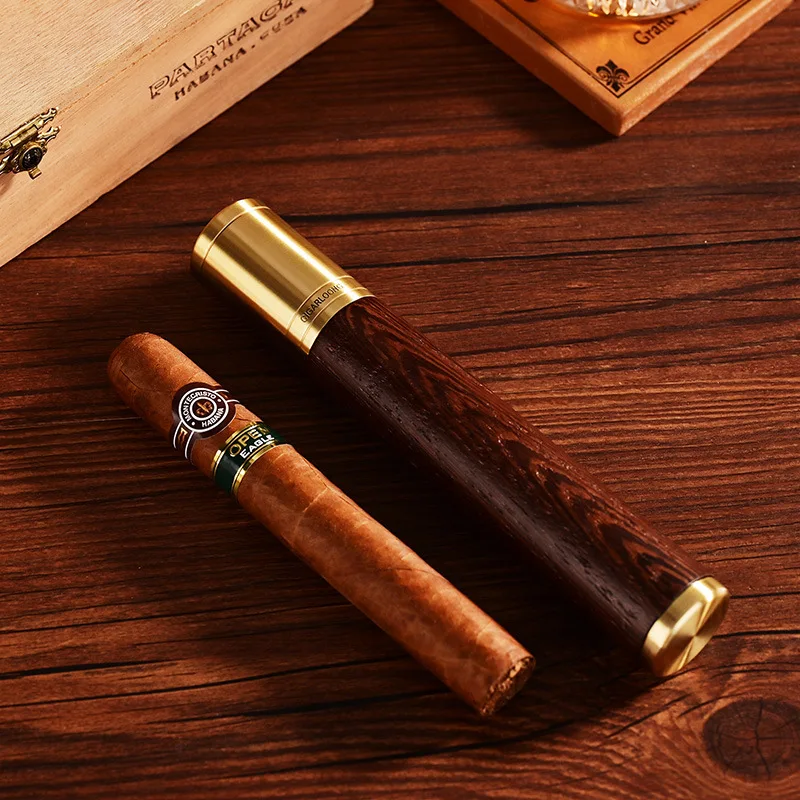 

Тубус для сигар из массива дерева с удобной кедровой отделкой и подарочной упаковкой из авиационного алюминия