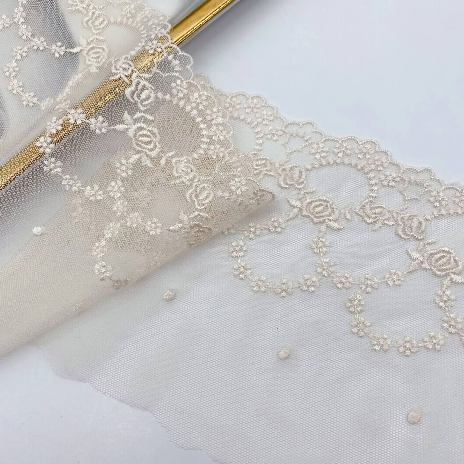 2 Yards 13cm wide Beige Embroi - Embroidery Workshop 评论和价格