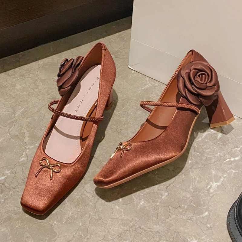 

Новинка, женские туфли-лодочки на массивном каблуке с цветочным дизайном, элегантные сексуальные туфли Мэри Джейн на высоком каблуке с квадратным носком и украшением по бокам