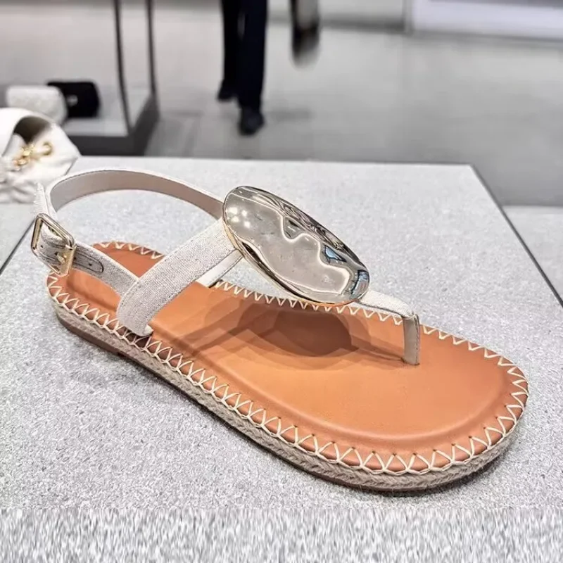 Sandálias de tanga feminina de uma palavra, sapatos baixos versáteis, design de cinto, moda, verão, novo, 2022