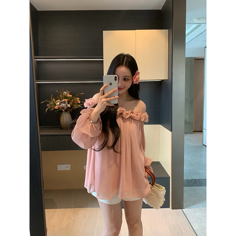 

Весенняя мода: Женский топ из шифона с декором из сухих роз, асимметричный, с кружевной отделкой на плече, повседневный, с длинным рукавом, эффект стройности