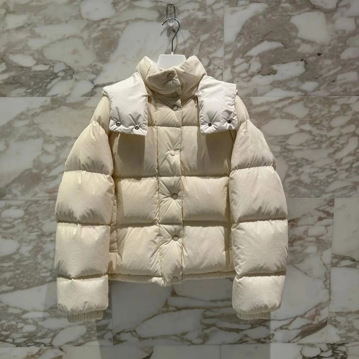 

Мягкое утолщенное короткое пальто из пуха белой гусиной лôngовки с флисовой подкладкой, теплое, в уличном стиле, из ткани с эффектом памяти, с карманами и съемным капюшоном