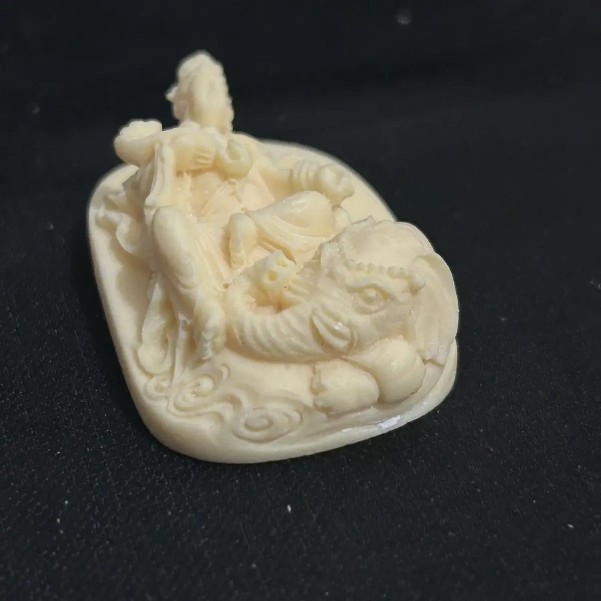 Ivory Fruit Three-Dimensional Puxian Antler Carving 12 Zodiac Guardian God Benmingfo Pendant For Men And Women Necklace Charms