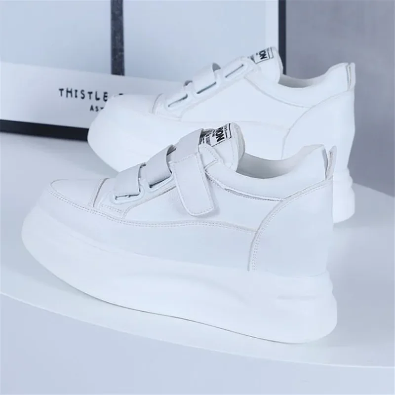 Sepatu kets 2024 tersembunyi 8cm wanita, sepatu sneaker wanita nyaman Platform Wedge musim gugur musim dingin