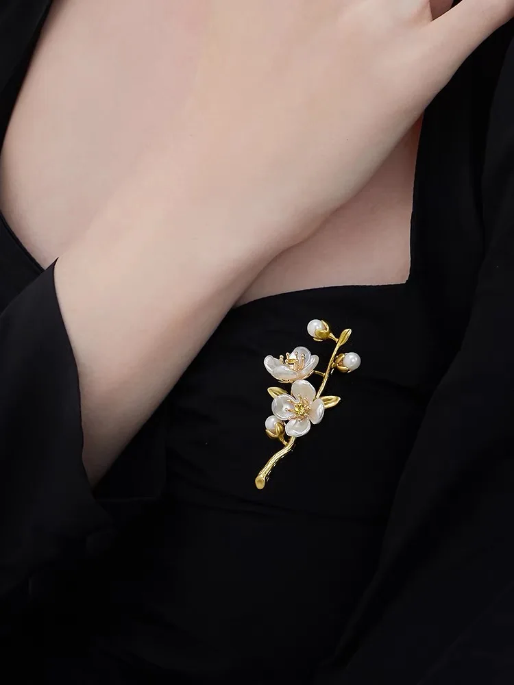 Elegant Green Jasmine Brooch Pins for Women Pearl Flower Metal Pin Dress Clothes Suit Scarf Buckle Clip Jewelry Gifts