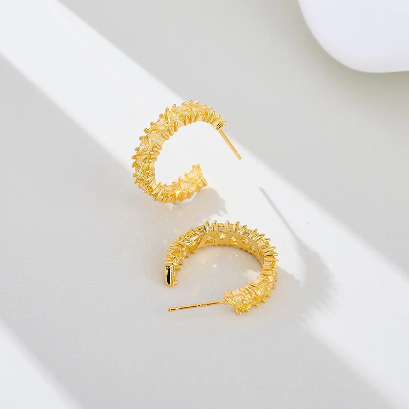 Геометрические треугольные серьги с микроинкрустацией цирконом, элегантным дизайном и серьгами в стиле желтых бриллиантов.