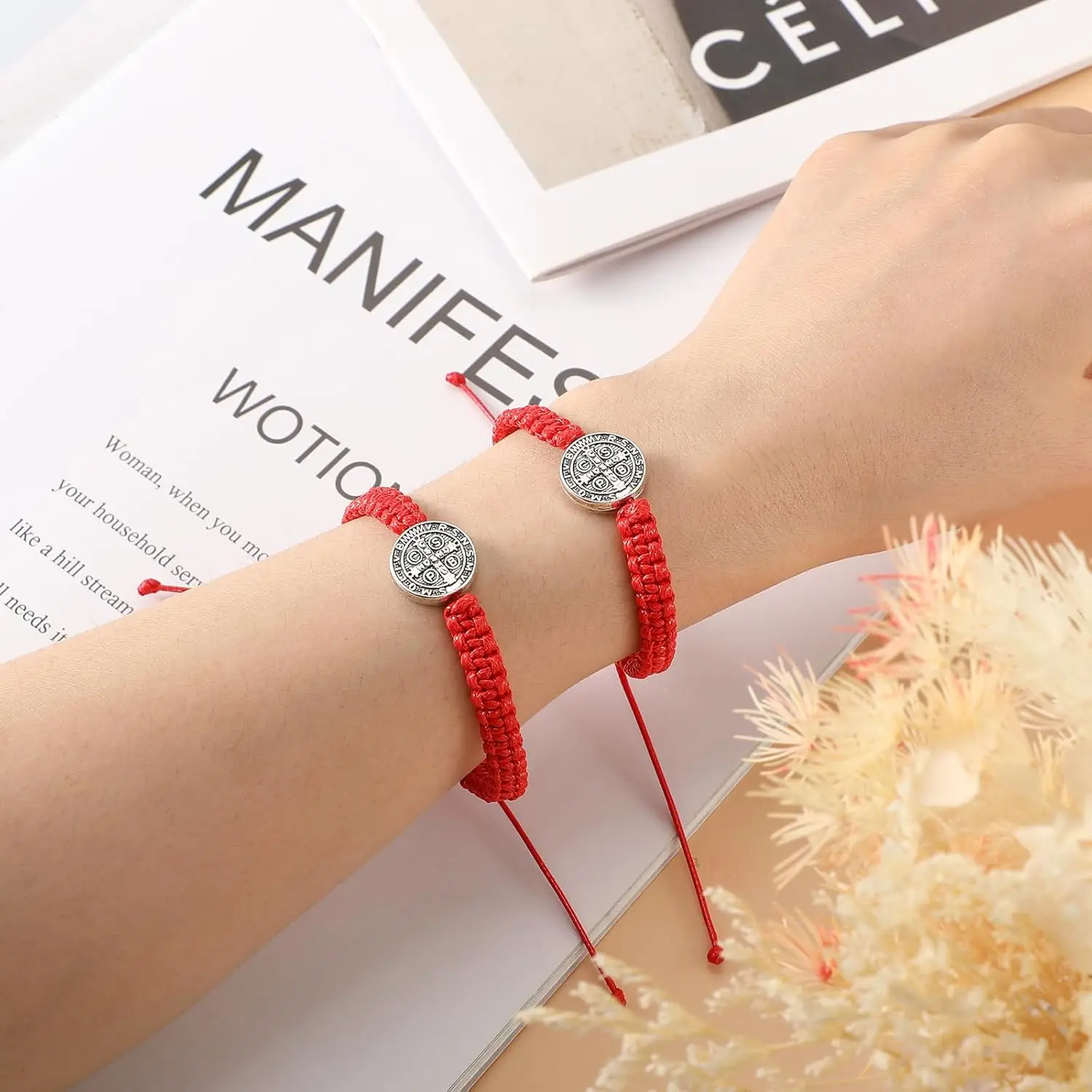 2-teiliges katholisches Medaillenarmband mit Heiligen Benedikt, verstellbare schwarze und rote Schnurarmbänder, religiöser Schmuck, Geschenke für Männer und Frauen – Detail 3