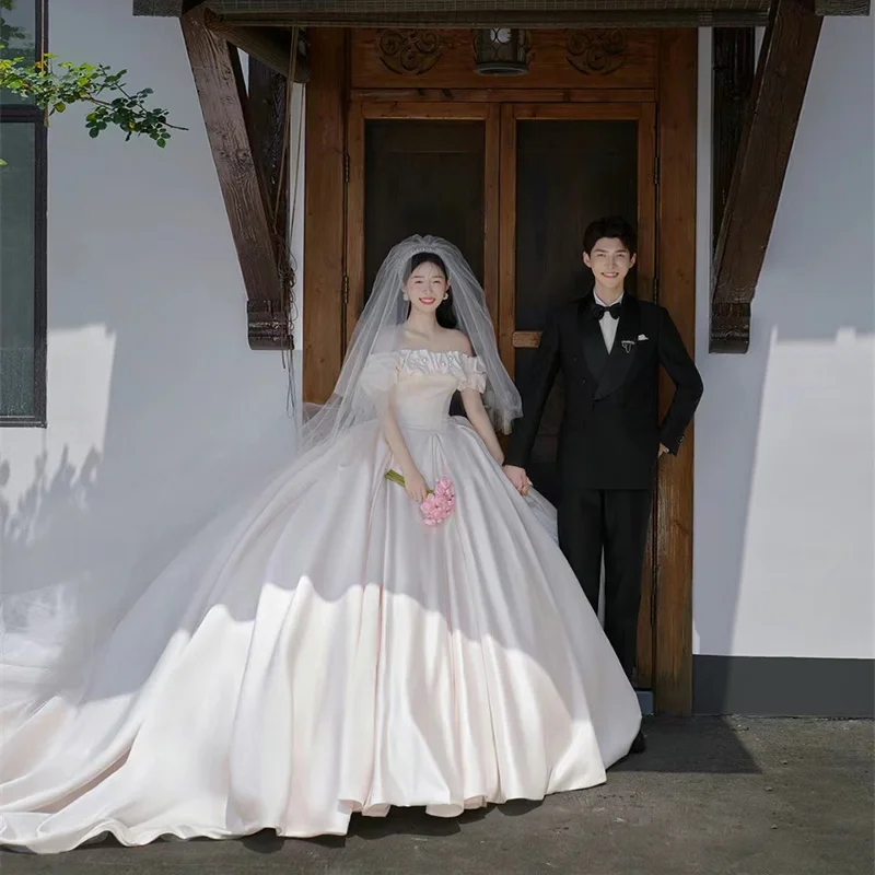 

Retro Satin One-Shoulder Wedding Dress Sweet Lawn Outdoor Photography Studio Couples Fashionable White Draped Gown