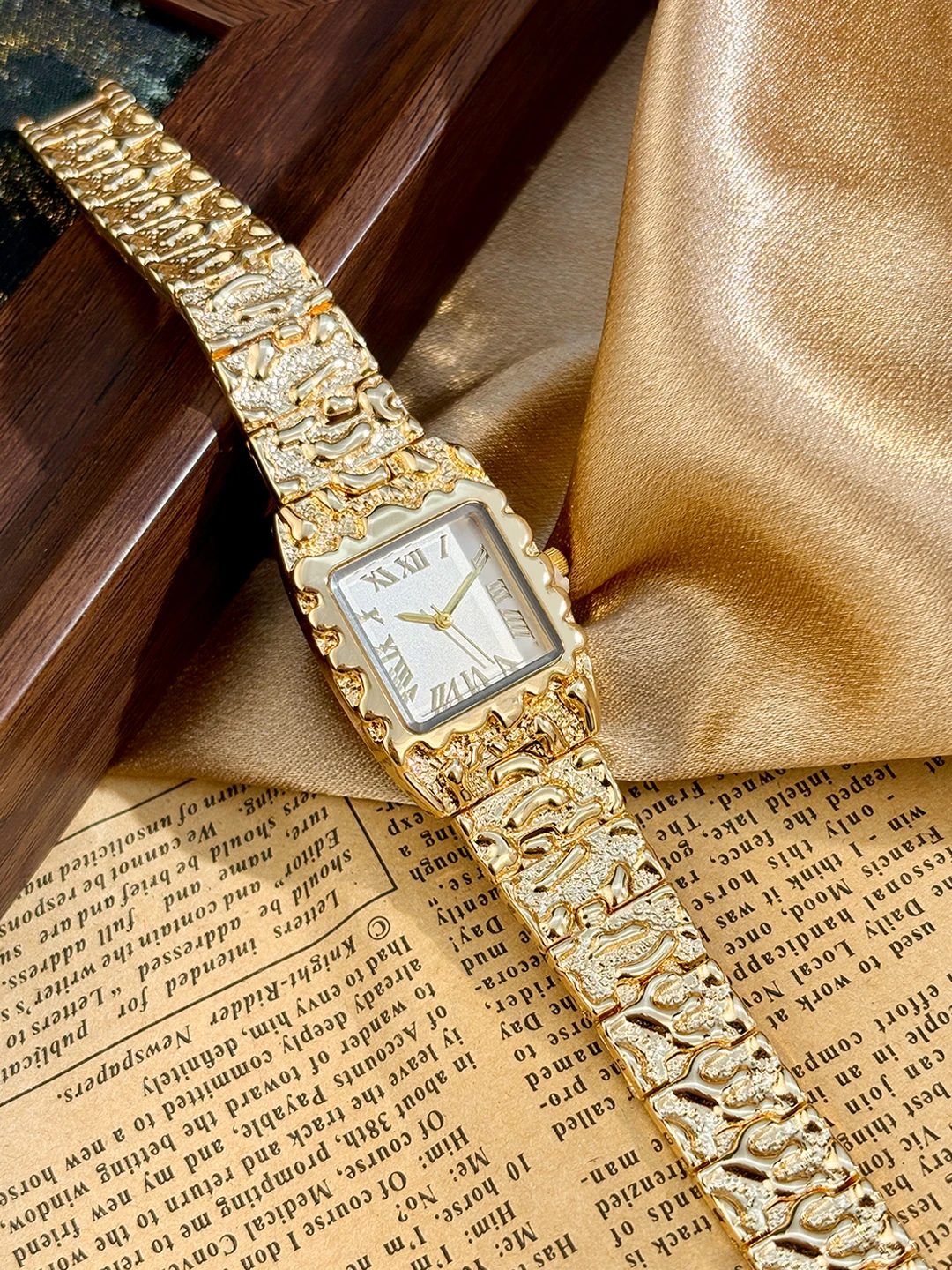 Vintage Luxury Square Roman Numeral Dial Lava Style Bracelet Analog Ladies Wrist Watch