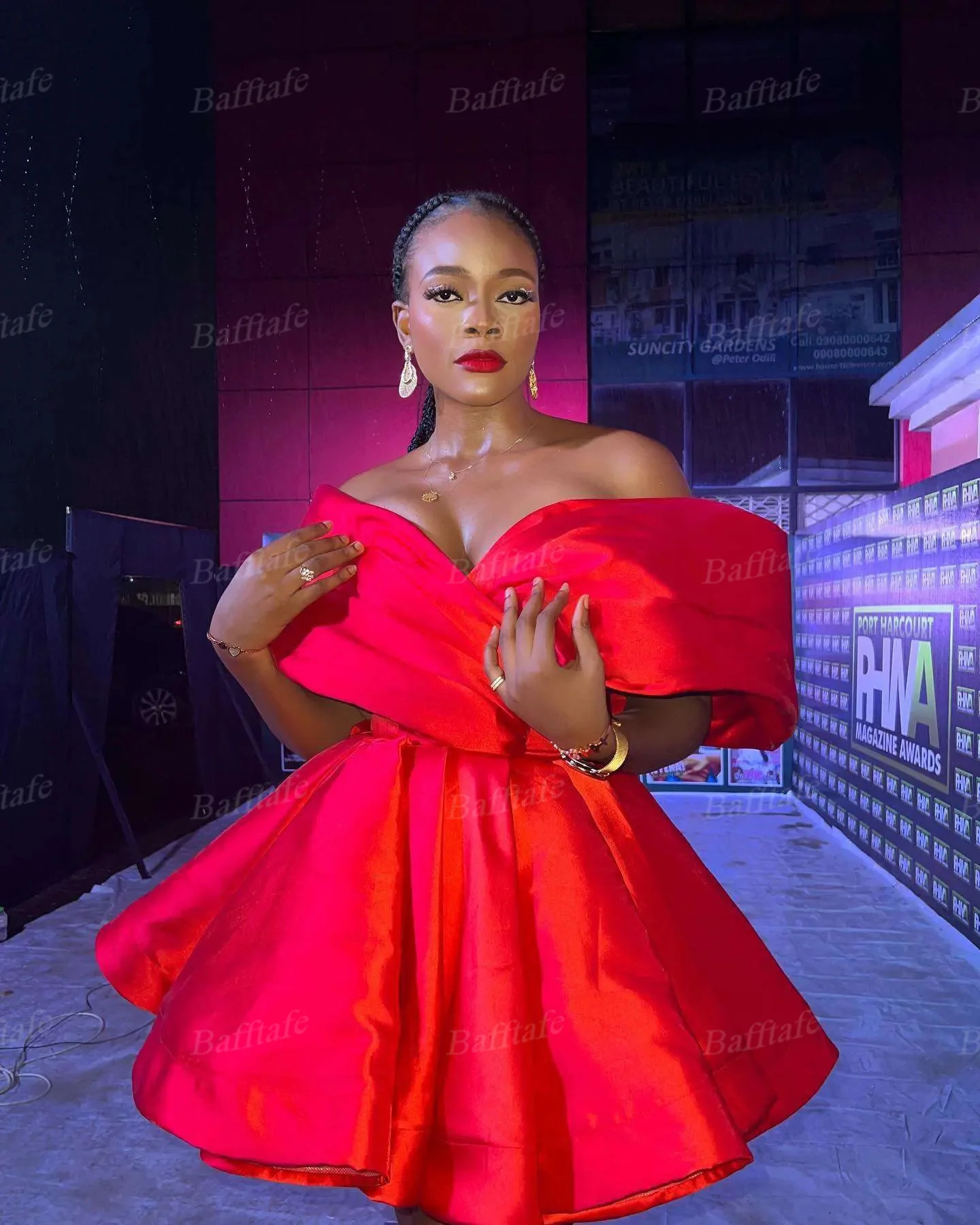 Bafftafe فساتين لحضور الحفلات الموسيقية من الساتان باللون الأحمر على شكل حرف A مخصصة قبالة الكتف فوق الركبة صغيرة لحفلات العودة للوطن مناسبة رسمية رداء حفلات 2025