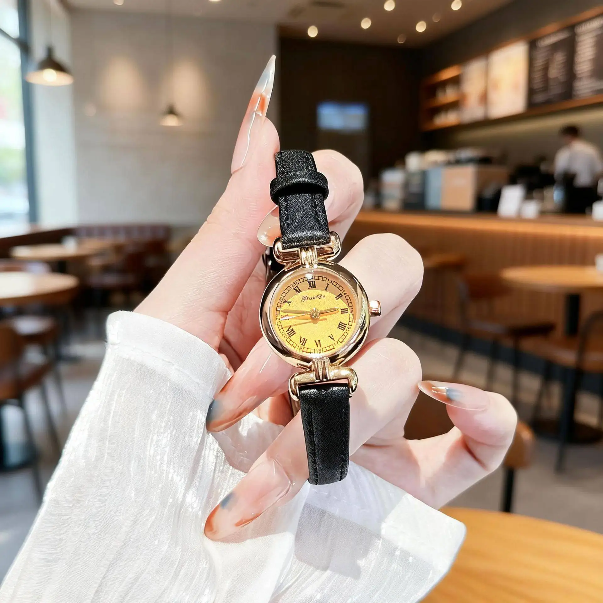 

Новая модель женских часов «Маленький коричневый час»: аутентичный дизайн, роскошный стиль для женщин, высокая модность и винтажный образ.