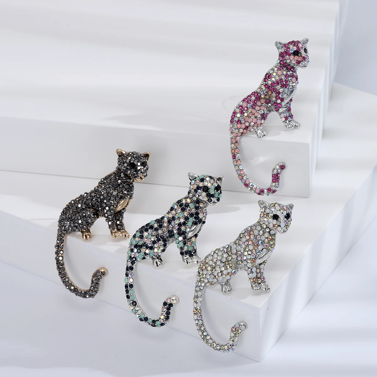 2023 New European and American trendy retro rhinestone cheetah brooch suit accessories fashion clothing accessories