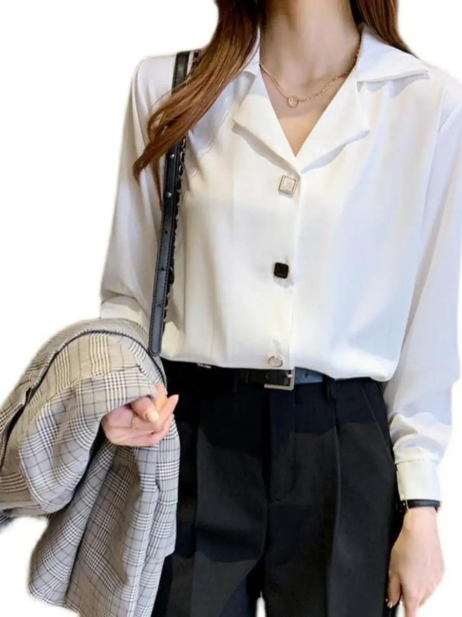 เสื้อซับในผู้หญิง Sli White Long Sve รุ่นอเนกประสงค์ แบรนด์เน้นดีไซน์กระดุม ทรงเข้ารูป เหมาะสำหรับใส่ทำงาน คอวี