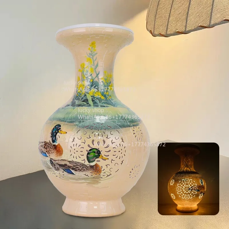 

Мандариновая утка, играющая в воде - текстура цветочного поля с мандариновыми утками в бутылке