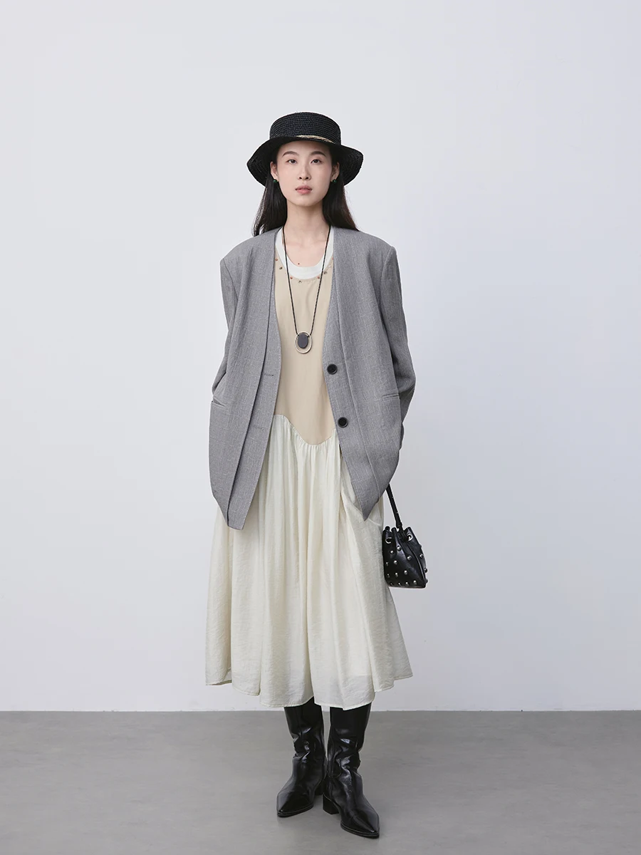 Damska marynarka dwurzędowa z podkreśloną linią ramion CAREMIND, elegancki design, casualowy szyk, odzież biznesowa.