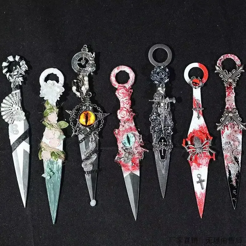 Cuchillo de utilidad estilo gótico oscuro Metal Kunai Shuriken cortador de caja cosplay colgante decorativo decoración de escritorio cuchillo lindo