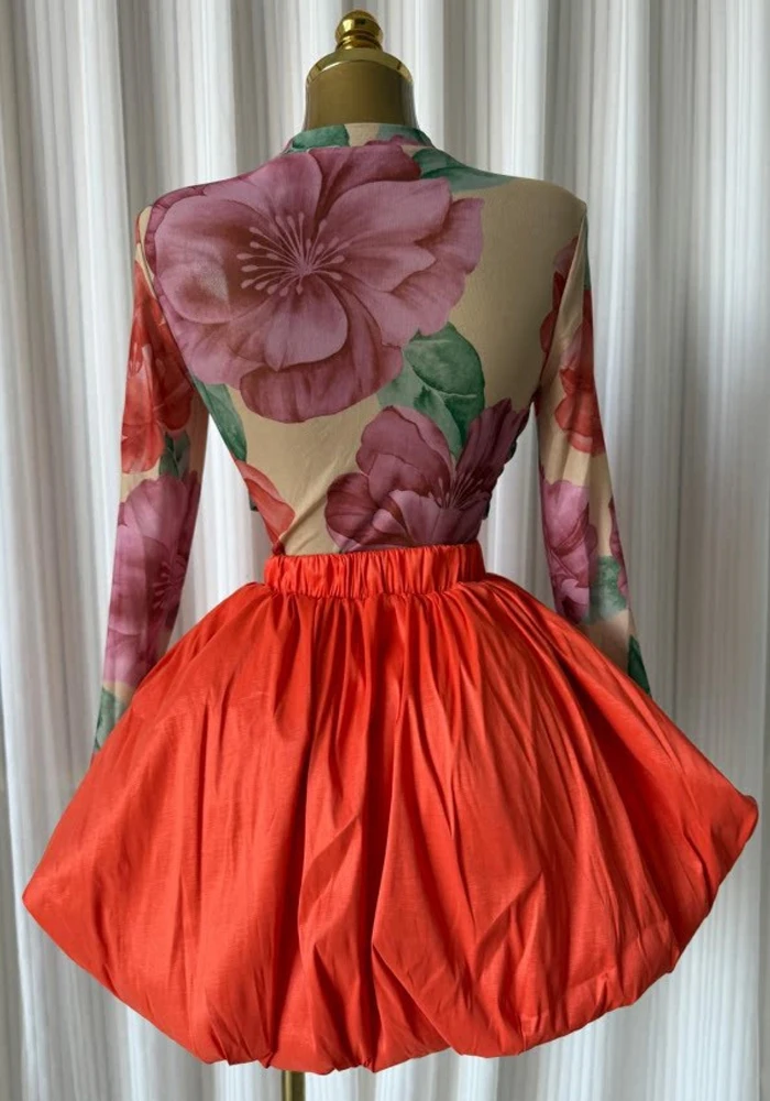 JENYAGE Damen Sexy Blumen-Netzstoff-Oberteil mit Stehkragen und langen Ärmeln + Korallenfarbener, voluminöser Minirock, zweiteiliges Abend-Party-Set – Detail 8