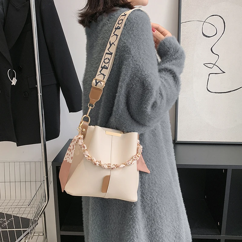 

Women Leather Luxury Fashion Designer Shoulder Tote Bag Elegant Crossbody Handbag For Daily Stylish Chic Wear