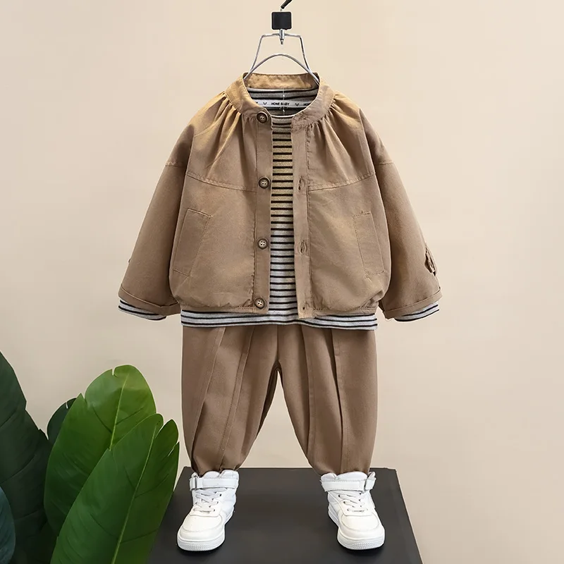 

Осенний модный комплект из трех предметов для мальчиков: корейский повседневный спортивный костюм с длинными рукавами из хлопка и волокна регенерированной целлюлозы, брюки