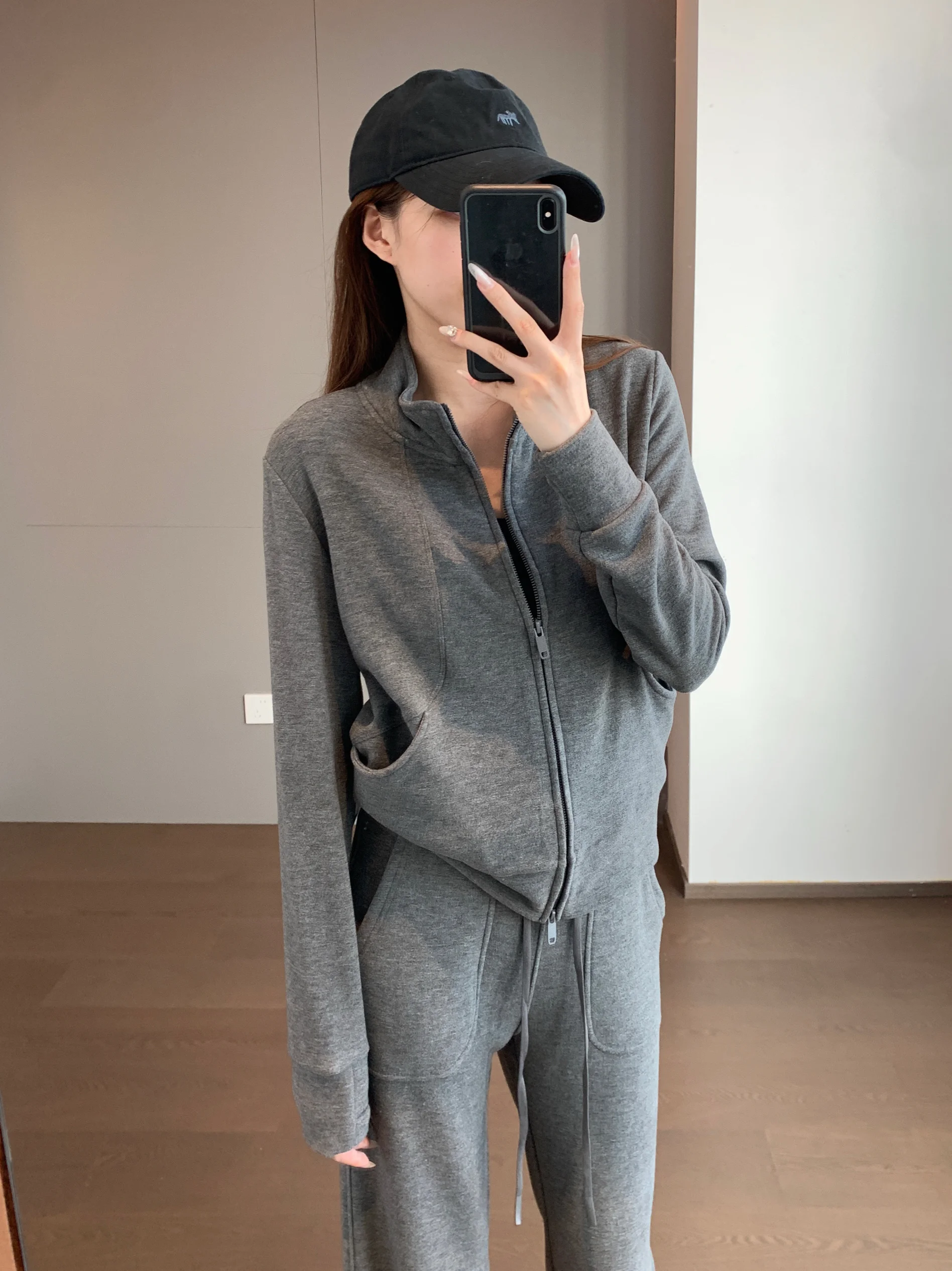 

Элитный комплект из шелковой козьей шерсти: гладкие, приятные к телу брюки с широкими штанинами и воротником-стойкой, а также женская кофта с длинными рукавами на молнии.