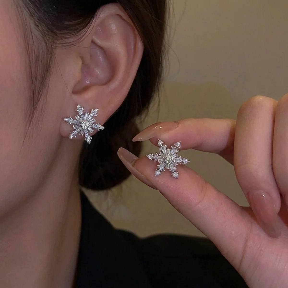 Weihnachtliche funkelnde Strass-Ohrringe mit simulierten Perlen und Schneeflocken für Damen, Neujahrsparty, Schneeflocken-Ohrringe, Feiertagsschmuck – Detail 21