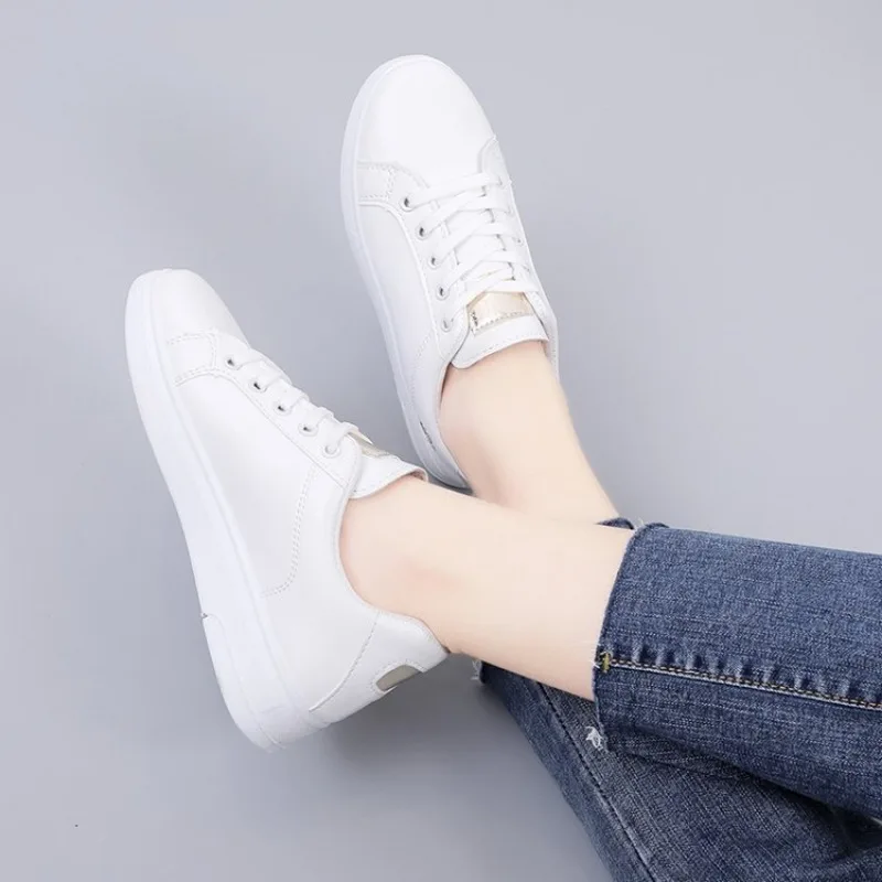 Kleine Witte Schoenen Dames Lente Veelzijdige Schoenen Dikke Zool Comfortabele Lederen Casual Board Schoenen Designer Sneakers Voor Dames