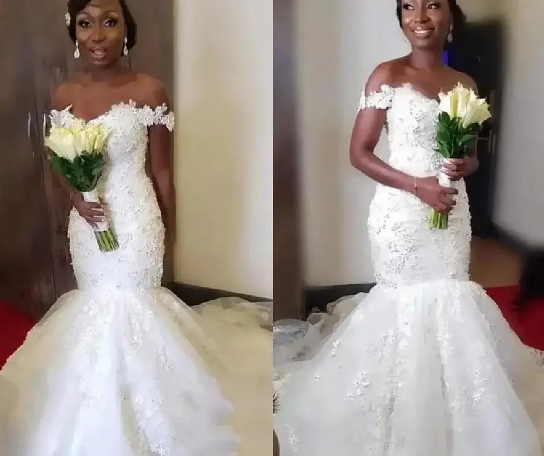 Maßgeschneiderte Meerjungfrau Off Shoulder Brautkleider Vintage Spitze 3D Floral Schwarze Mädchen Brautkleider Nigeria Arabisch Land P