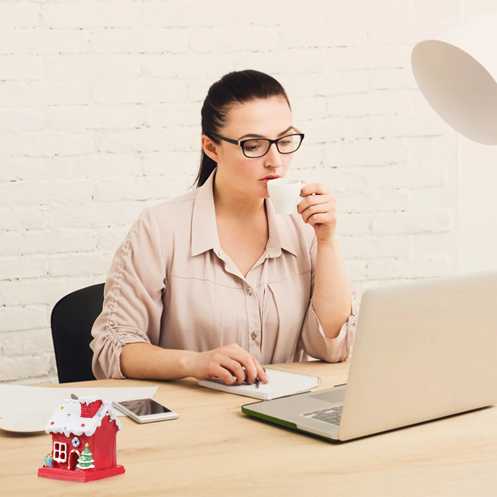 1pc クリスマスハウスミニ発光樹脂ハウスクリスマスパーティーの装飾マイクロ風景 Diy 照明付きディスプレイ庭の装飾シーン