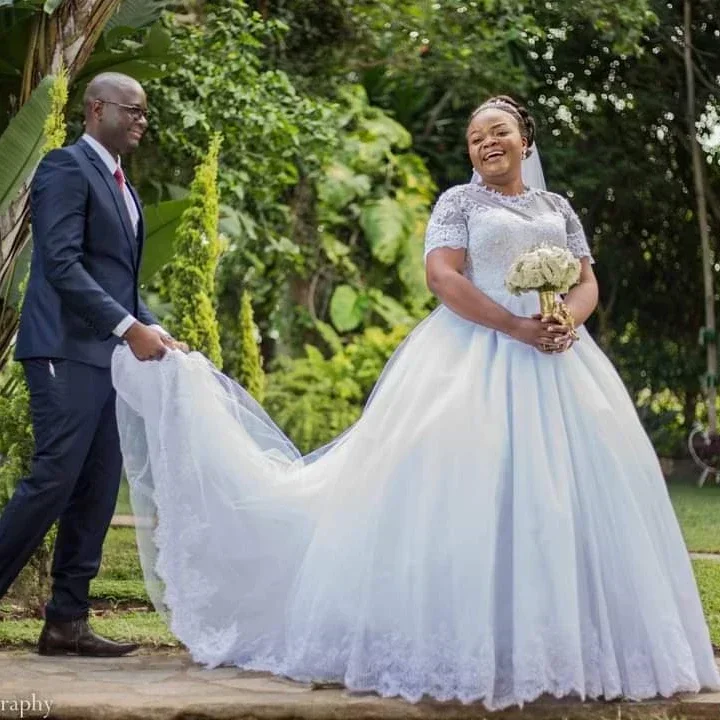 تخصيص أحدث س الرقبة قصيرة الأكمام Ballgown فساتين الزفاف الاجتياح الدانتيل حديقة زي العرائس الأفريقي 2025