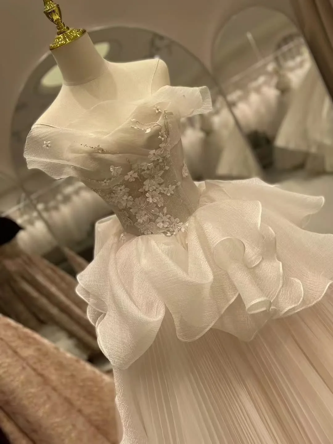 مجموعة Kisswhite Aline مخصصة 10-20 يومًا شحنها بالزهور الرومانسية فستان زفاف أنيق