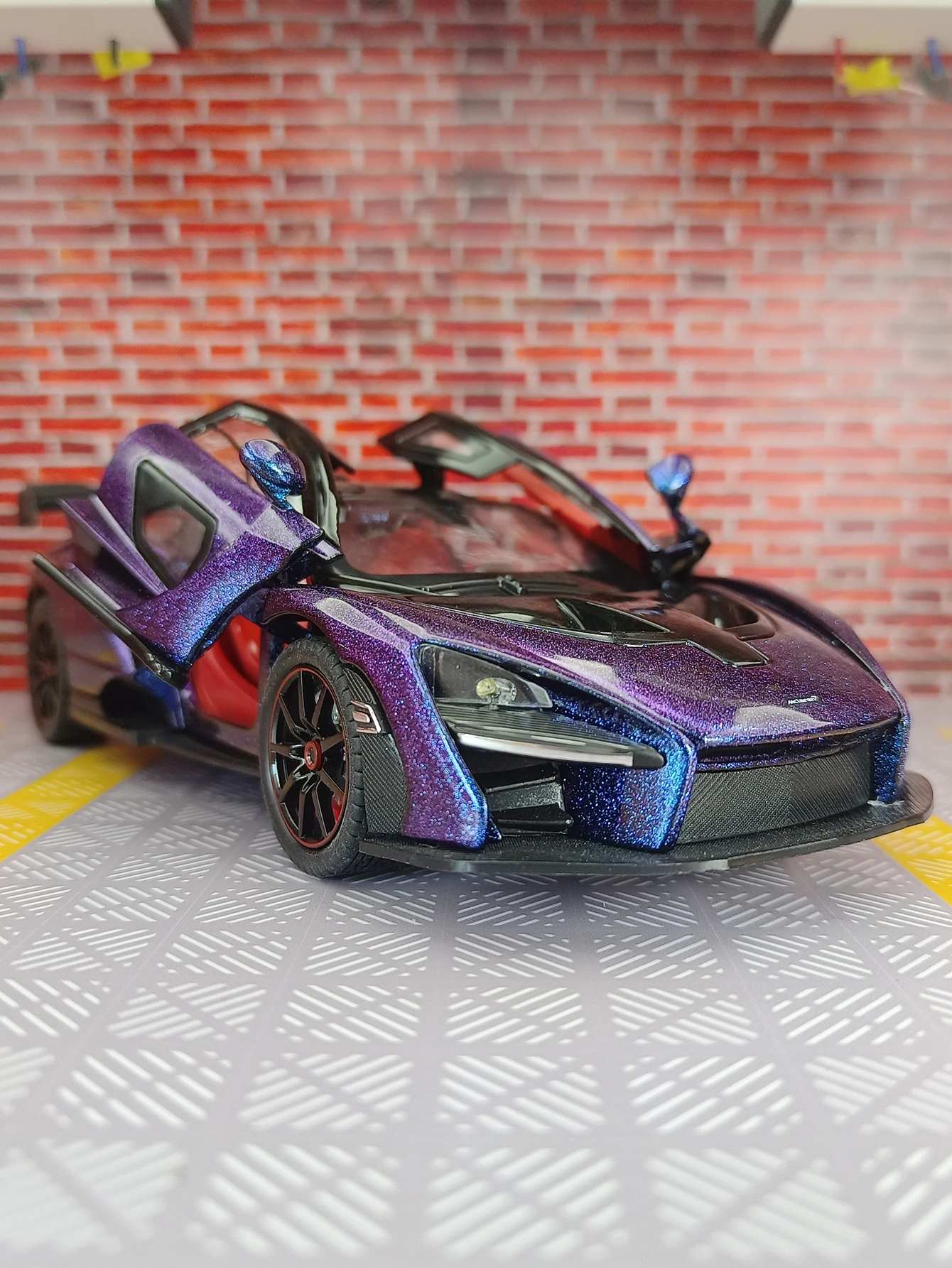 1:24 simulación McLaren Senna puertas de modelo de coche de aleación y capó de motor, el maletero se puede abrir detalles ricos, mano de obra fina