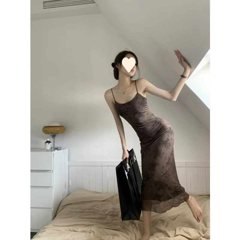 

Элегантное женское платье-комбинация во французском стиле, черное, с принтом, приталенное, стройнящее, средней длины, класса люкс.