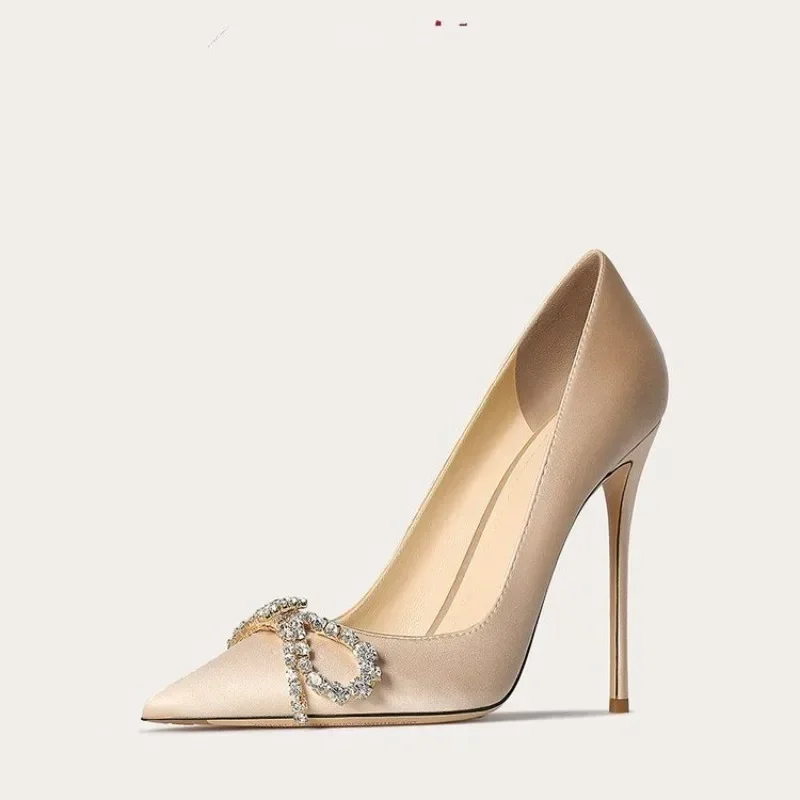 أحذية نسائية جديدة رائجة البيع بلون واحد لعام 2025 بمقدمة مدببة وكعب ستيليتو وأحذية سهلة الارتداء مع زخرفة فيونكة من حجر الراين #3