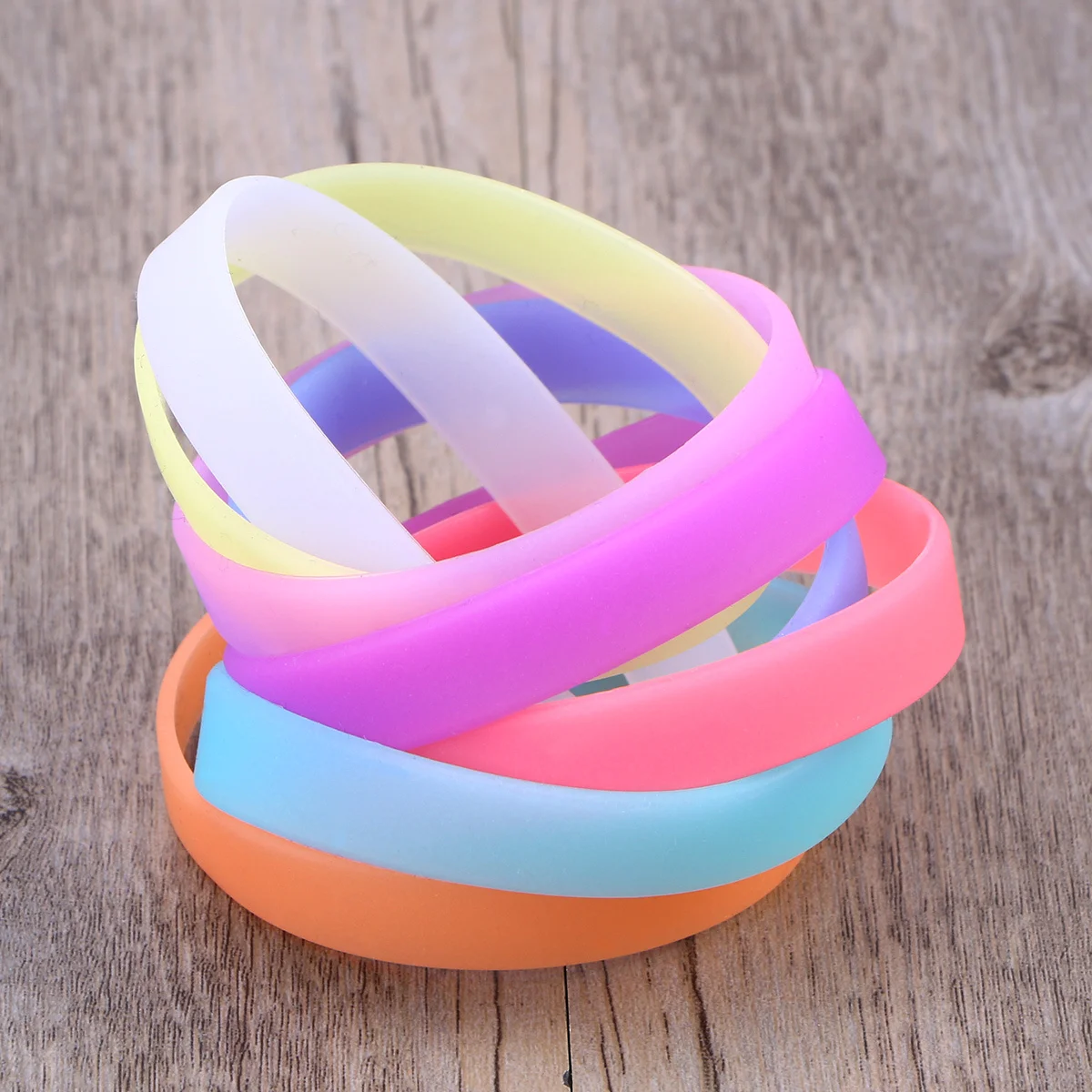

8pcs Glow In Dark Wristbands Silicone Colorful Bracelets For Kids Night Party Sports Carnival Favors Custom Bands Fitness
