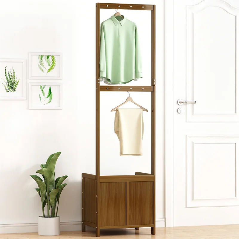 combinato con bambù multifunzionale, il appendiabiti è moderno e semplice e il comodino appendi il appendiabiti.