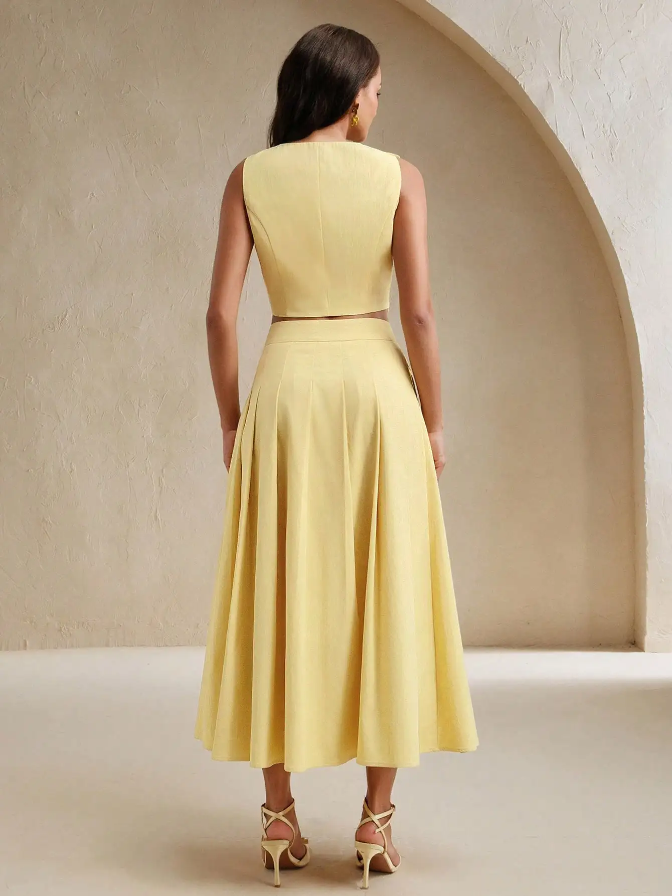 Conjunto Feminino Amarelo de 2 Peças com Top Camisola com Aplique Floral 3D e Saia Midi Plissada, Traje Elegante de Verão