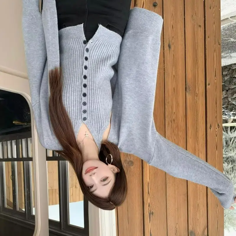 

Новинка осени 2026: Модный высококачественный облегающий свитер для женщин, корейский вязаный кардиган с V-образным вырезом, топ-халтер, комплект из двух предметов