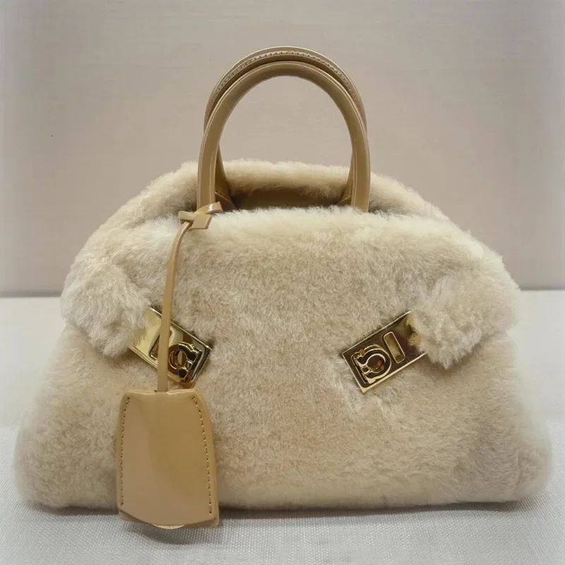 

Бесплатная доставка: дизайнерская повседневная универсальная пушистая сумка с замком, плюшевая сумка-тоут, сумка через плечо, женская сумка