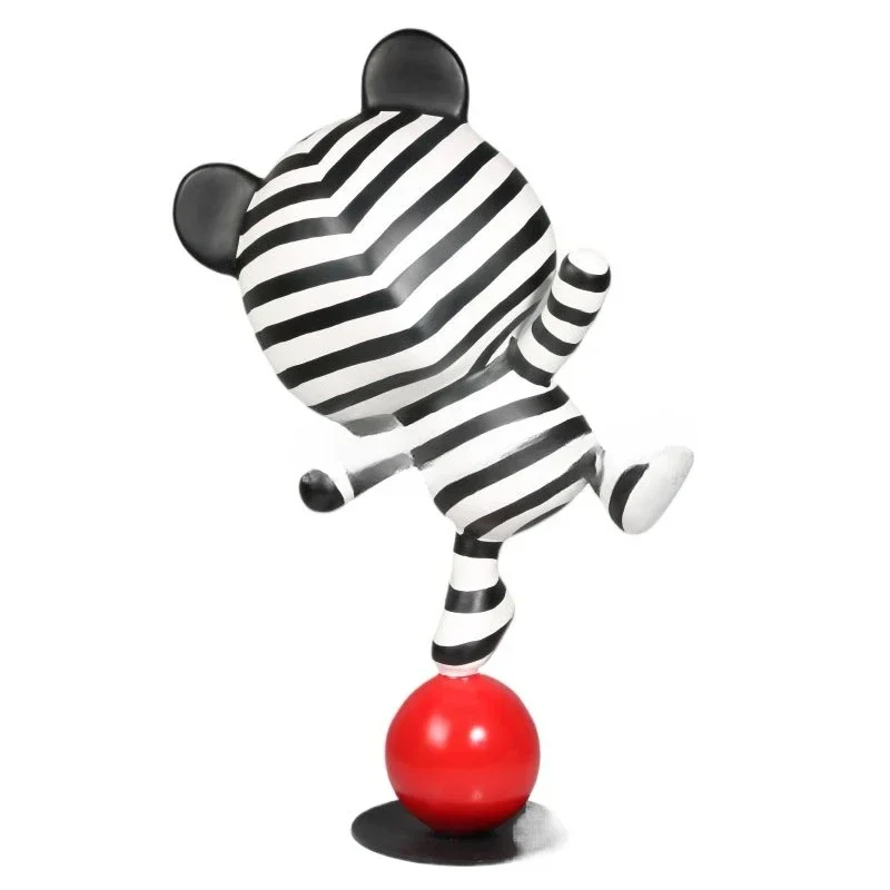 Floor-to-ceiling sculpture bear ornament