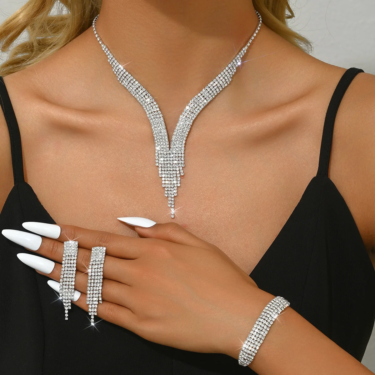 Von Modedesign inspiriertes, vollständig mit Diamanten besetztes, ultrahelles Fransen-Set aus Halskette, Ohrringen und Armband - Brautschmuck-Set