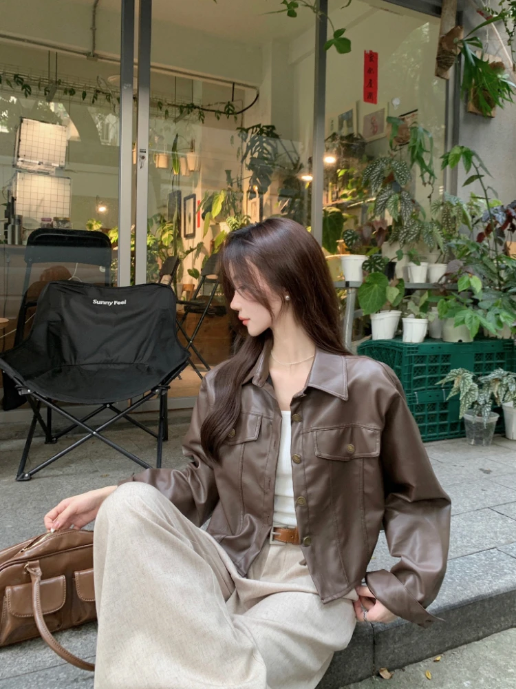 سترة نسائية من جلد البولي يوريثان فضفاضة بجيوب وأكمام طويلة وصدر واحد سترة نسائية للربيع والخريف ملابس خارجية من الجلد الصناعي