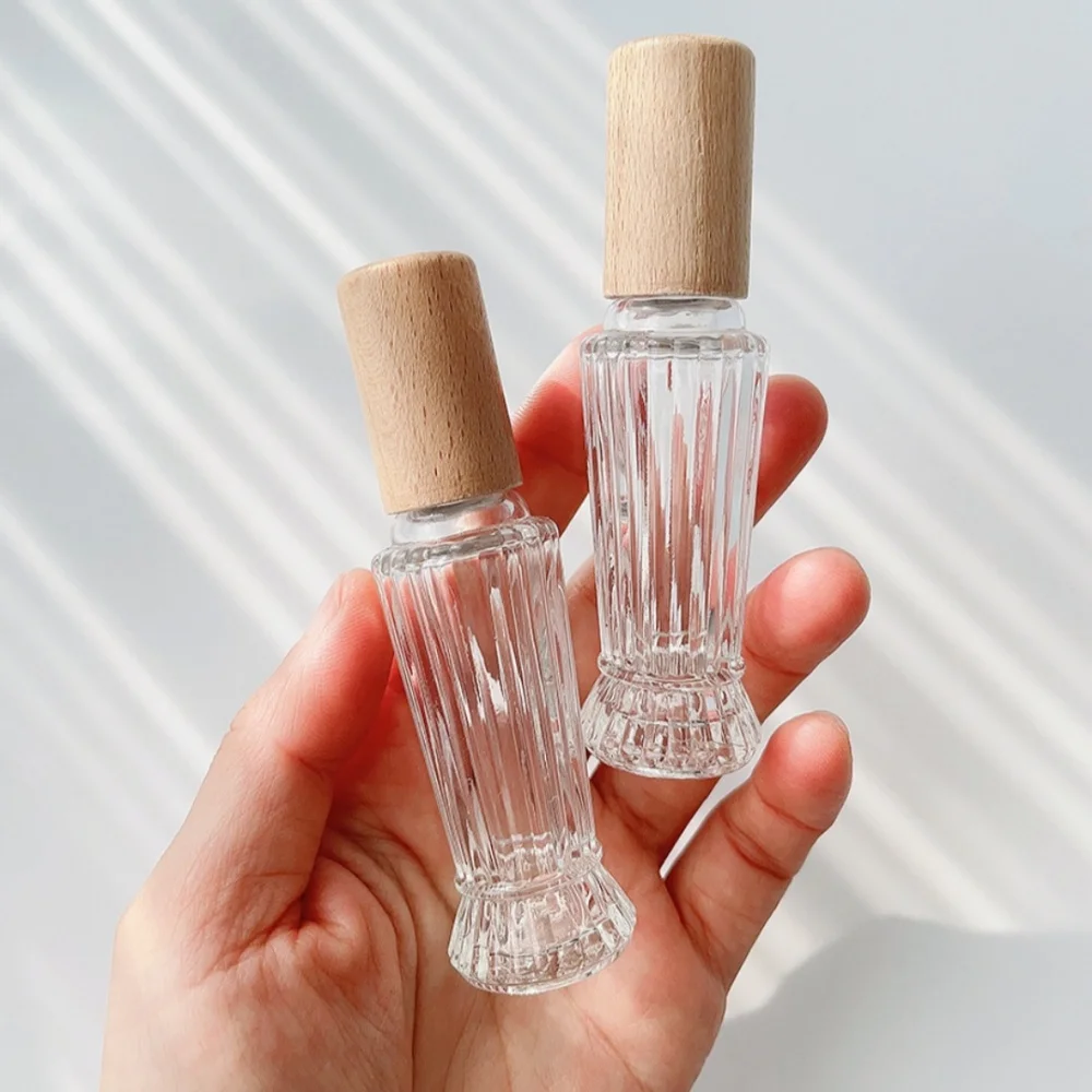 Botella pulverizadora de vidrio portátil de 12ml, tapa de haya, botella de Perfume, cubierta de nogal, botella vacía, Vial de muestra, contenedor de cosméticos recargable
