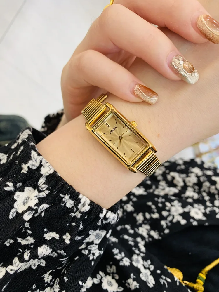 

Новые золотистые прямоугольные часы, женские винтажные часы в стиле лёгкой роскоши, минималистичные, новинка 2026 года, кварцевый механизм.