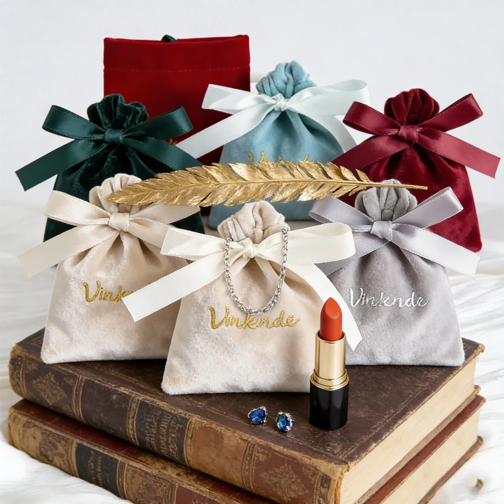 

100 шт./лот, подарочные мешочки из бархата с индивидуальным логотипом, мягкие замшевые пакеты для упаковки ювелирных изделий, ожерелий, браслетов, серег, свадебные сувениры, мешочки с лентой