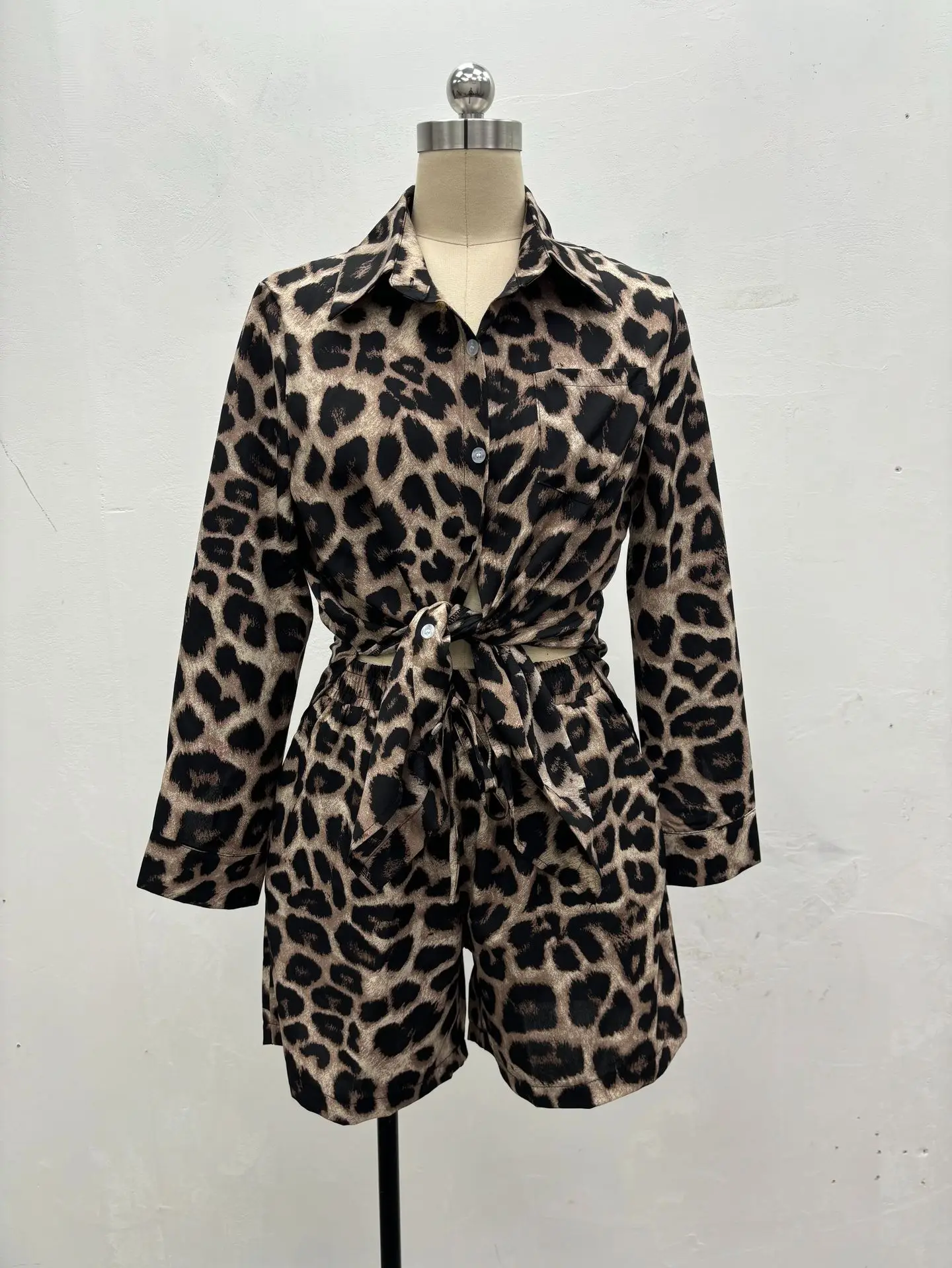 Conjunto de dos piezas con estampado de leopardo para mujer, camisa de manga larga y pantalones cortos de cintura alta, traje holgado informal, novedad de primavera y otoño