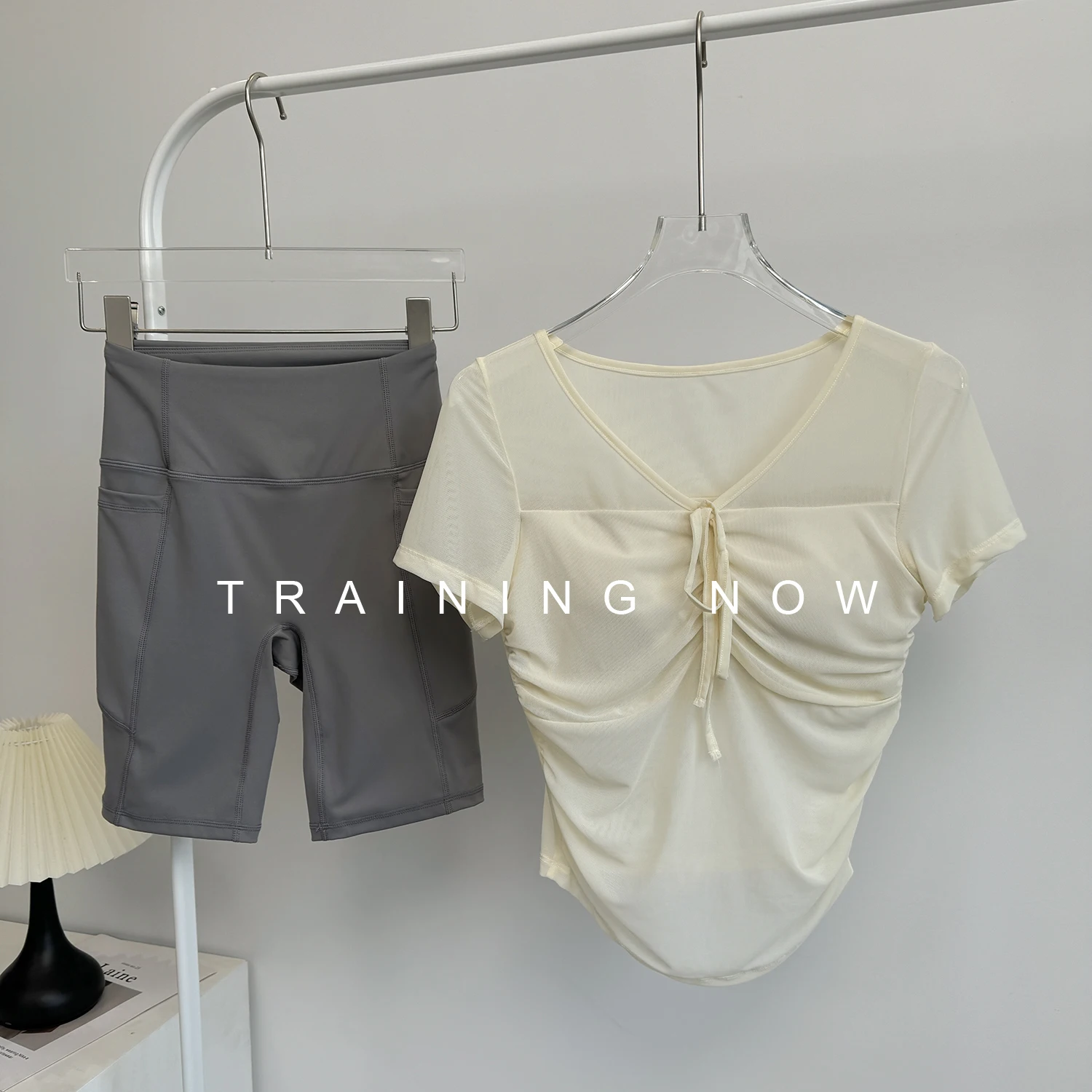 Setelan olahraga wanita berkualitas tinggi untuk musim panas, berbahan mesh bernapas, cocok untuk lari dan latihan, dengan bantalan dada, lengan pendek, profesional untuk yoga