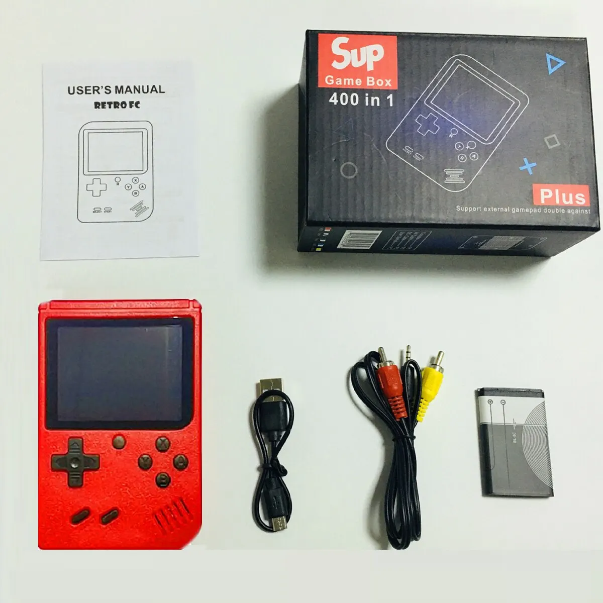 Une console de jeu portable pour enfants rouge rétro classique avec chargement de jeu 400 peut être connectée à la télévision