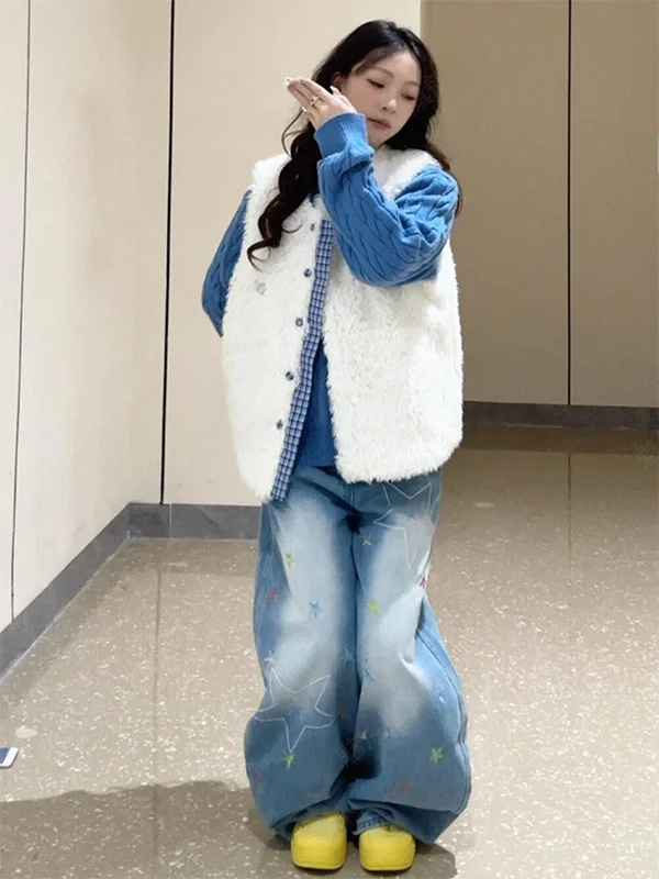 

Комплект из вязаного жилета и свитера цвета Кляйн синий: теплый, пушистый, в клетку, с эффектом пэчворк, для женщин, создающий атмосферу уюта, модный повседневный стиль