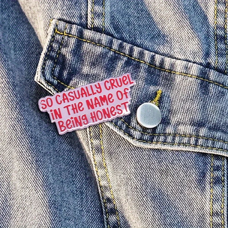 Lustiger Buchstabe „So Casually Cruel in The Name of Being Honest“ Emaille-Anstecknadel „All Too Well“-Abzeichen „Swifties Jewellery“. – Detail 4