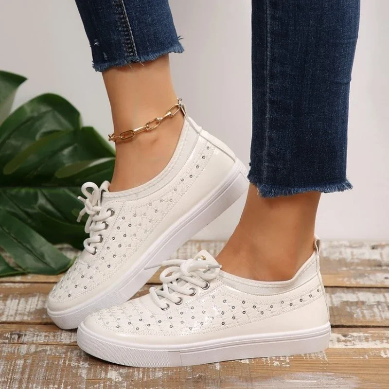 

Женские модные глянцевые кроссовки на плоской подошве со шнуровкой, с тиснением и жемчужным декором, повседневные удобные туфли для прогулок, спортивные кроссовки для женщин